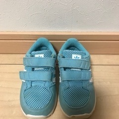 adidas スニーカー