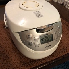 TOSHIBA   炊飯器　(5.5合)     2017年製