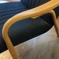 unico チェア　背中部分にかぎ裂き補修ありの画像