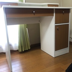 学習机と椅子のセットの画像