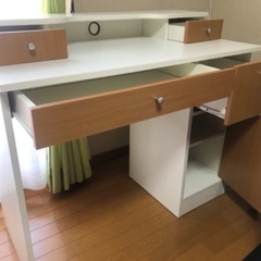 学習机と椅子のセットの画像