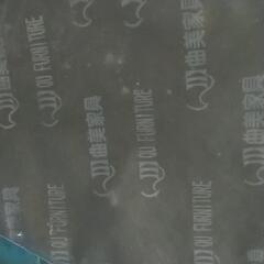 3人掛けソファーです。先日譲り受けたのですが、余りに大きくて年寄り2人では手に負えません。良かったらもらって下さい!の画像