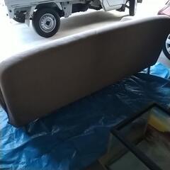 3人掛けソファーです。先日譲り受けたのですが、余りに大きくて年寄り2人では手に負えません。良かったらもらって下さい!の画像