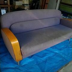 3人掛けソファーです。先日譲り受けたのですが、余りに大きくて年寄...