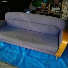 3人掛けソファーです。先日譲り受けたのですが、余りに大きくて年寄り2人では手に負えません。良かったらもらって下さい!の画像