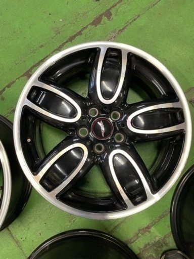 BMW MINI  ジョンクーパーワークス本物  ジョンクーパーワークスモデルはホイールの張り出しが違い、より立体的でカッコイイです。