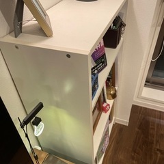 白い本棚の画像