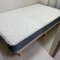 ベッドとマットレスのセットの画像