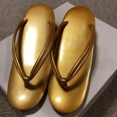 草履金色