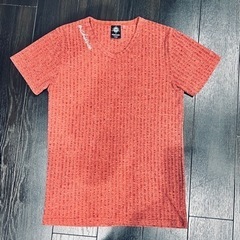 by Michael TomsonのTシャツ