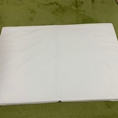 【ミニサイズ】 ベビー固綿敷布団 日本製 ホワイト  60×90×5cm 二つ折りタイプの画像