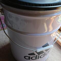 ペール缶adidasの画像