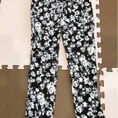 ブラック花柄スキニーパンツ　Mサイズの画像