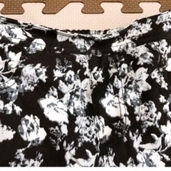 ブラック花柄スキニーパンツ　Mサイズの画像