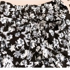 ブラック花柄スキニーパンツ　Mサイズの画像