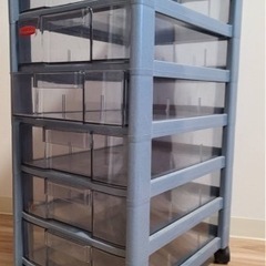 プラスチック製の収納ケース（タイヤを外して使用も可能）
