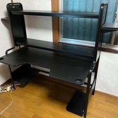 ゲーミングデスクの画像