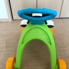 顔の落書きが気になるけど、まだまだ歩けるシマウマウォーカーの画像