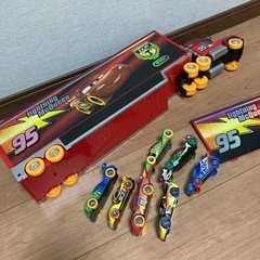 今ならカーズサングラス100円にします。値下げ　カーズ　マックトレーラーとミニカー7台の画像