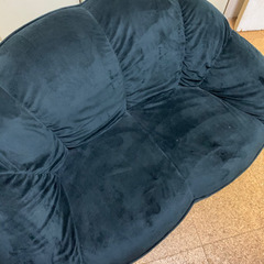 ソファ　シェルみたいな形です