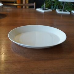 フィンランドARABIA(アラビア) 社のKOKOシリーズ、オーバルプレート/ホワイトです。テーブルを広く使えるプレートは和洋問わず使える優れもの。北欧食器らしい温かな雰囲気が魅力的です！CE249の画像