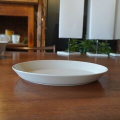 フィンランドARABIA(アラビア) 社のKOKOシリーズ、オーバルプレート/ホワイトです。テーブルを広く使えるプレートは和洋問わず使える優れもの。北欧食器らしい温かな雰囲気が魅力的です！CE249の画像