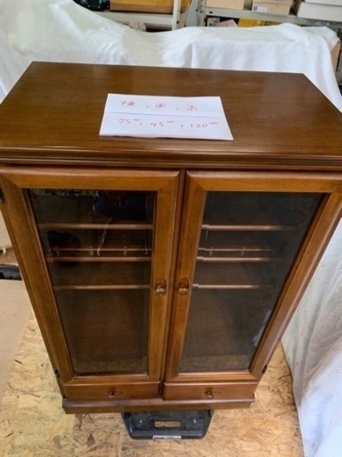 カリモクの木製　ガラス棚