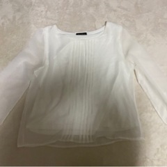 白のブラウスの画像