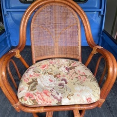 回転椅子。多少のほつれあり