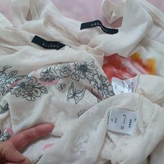 PAGEBOY Tシャツ ノースリーブ　半袖　袖なし　花柄 ページボーイ トップス　ローリーズファーム アルシーヴ 

夏らしい薄手のトップスの画像