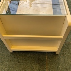 【リサイクルサービス八光　田上店　配達・設置OK】ベルメゾン　ガラス天板のマガジンラック付きローテーブルの画像