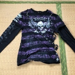 V系カットソー