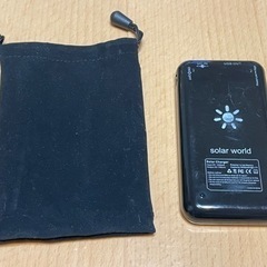 ソーラーバッテリー ポータブル充電機とプラグ各種セットの画像