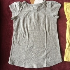 【タグ付き新品】サイズ100 女の子 Tシャツ2点セット フルーツ 黄色　グレイの画像