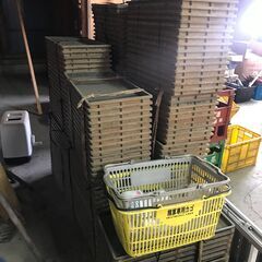 稲作用　育苗箱150～200枚　畔シート2巻き（長さ不明）寒冷紗多数　樹脂コンテナの画像