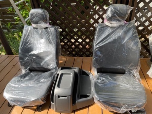 【引き取る方確定しました】ハイエースの運転席、助手席の純正シート(未使用)