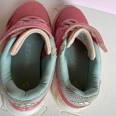 adidas靴の画像