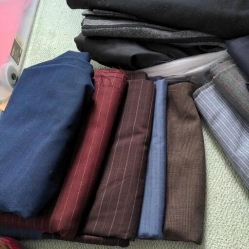 以前紳士服の仕立てをしてまして沢山背広用の生地　裏地　絹糸などがあります　価格は相談にてお譲りします