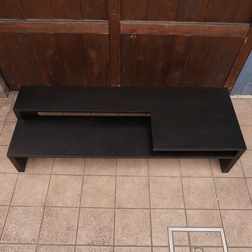 Cassina ixc.(カッシーナ イクスシー) East by Eastwest WHARF(ワーフ)リビングテーブル。天板が2段