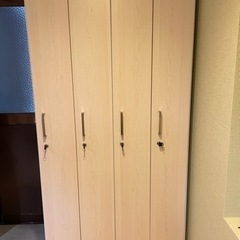 ４人用ロッカー　木目調（ほぼ新品）