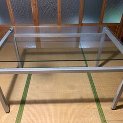 ガラスダイニングテーブル