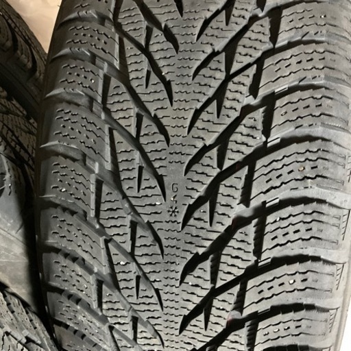 スタッドレスタイヤ　ノキアン　ハッカペリッタR3 6部山　215 50 R17