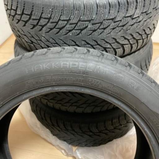 スタッドレスタイヤ　ノキアン　ハッカペリッタR3 6部山　215 50 R17