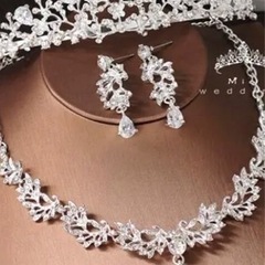 ティアラ＆ネックレス＆イヤリングセットの画像