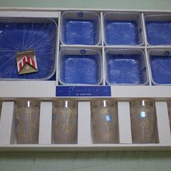 涼しげなガラス製の皿とコップのセット、もらってください。