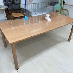 テーブル2つと椅子12脚