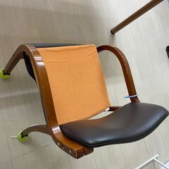 テーブル2つと椅子12脚の画像