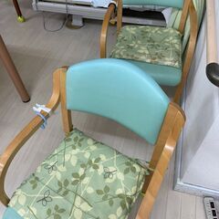 テーブル2つと椅子12脚の画像