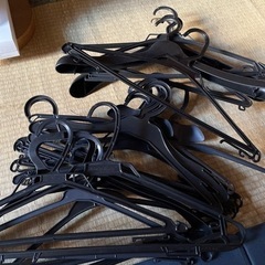 大量のハンガーの画像