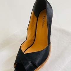 Seephy サテンクロスパンプス黒の画像